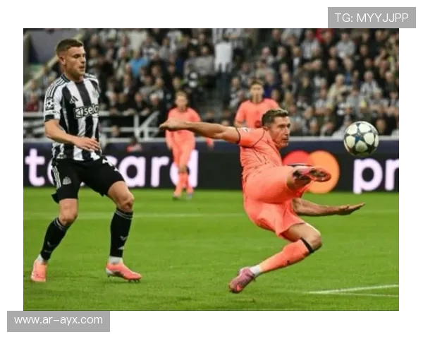 莱万多夫斯基点球踢飞错失反超,巴萨球迷虚惊一场 莱万多夫斯基点球踢飞错失反超,巴萨球迷虚惊一场