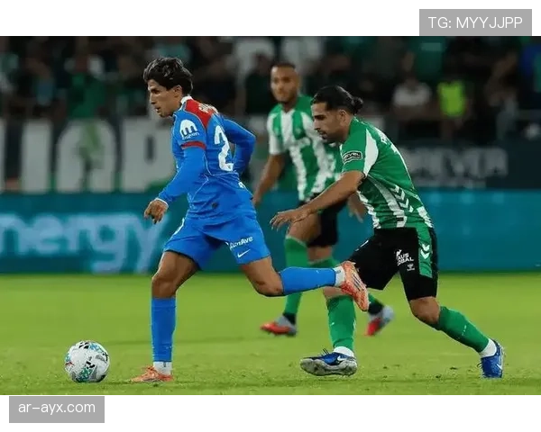 贝蒂斯对阵塞维利亚的安达卢西亚德比，看台爆发大规模冲突，比赛一度中断